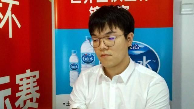 双腿被绑成m型毛笔调教